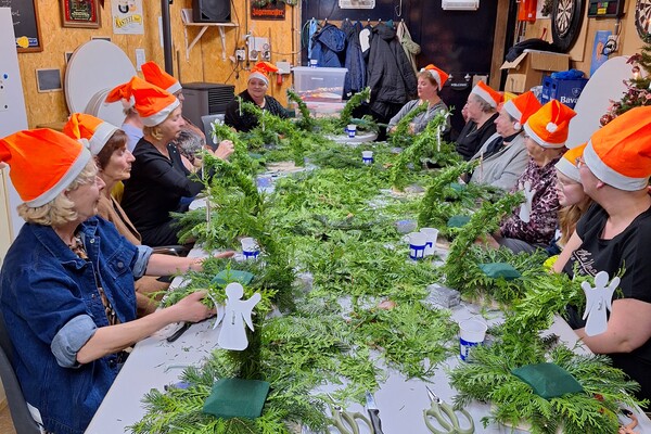 Kerststukje maken in het buurthuuske